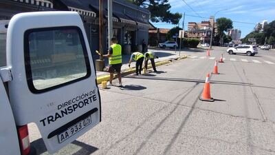 Necochea: Llevan adelante tareas de señalización de las paradas del transporte urbano