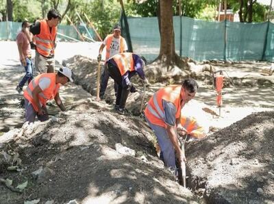 Lomas de Zamora: Realizan tareas de renovación en la Plaza de los Italianos