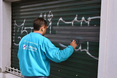 La Plata: Continúa la recuperación de frentes vandalizados y avanzan las mejoras urbanas