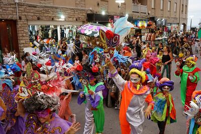 Necochea: Se realizó una exitosa nueva edición del Carnaval de Máscaras en la Villa Balnearia