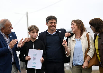 Tornquist: Kicillof entregó 32 viviendas a familias de la ciudad