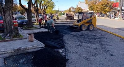 Necochea: La Comuna realiza trabajos de bacheo y mantenimiento en el microcentro
