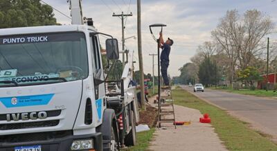 Madariaga: Continúan los trabajos de iluminación sobre calle Rivadavia