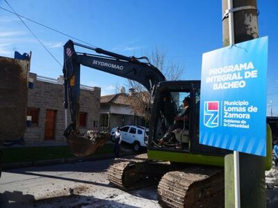 Lomas de Zamora: Avanza el plan integral de bacheo en el distrito