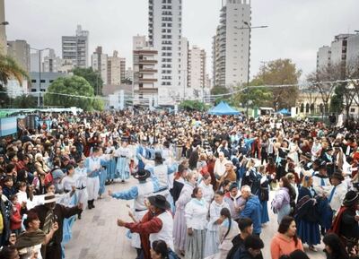 Lomas de Zamora: Miles de personas acudieron a la Plaza Grigera para festejar el 25 de Mayo