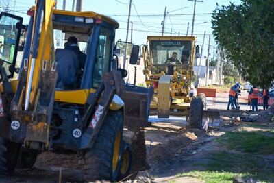 Bahía Blanca: Comenzaron las obras de desagües pluviales y pavimento en el barrio Evita