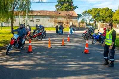 Junín: Más vecinos participaron de una nueva clínica de motos y ya se entregaron más de 250 cascos