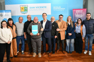 San Vicente: Más de 100 familias recibieron la escritura de su casa