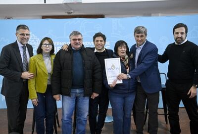 Hipólito Yrigoyen: Kicillof entregó viviendas y escrituras a familias de Henderson