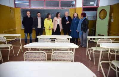 La Plata: Renuevan el mobiliario en una escuela secundaria con equipamiento producido en la ciudad