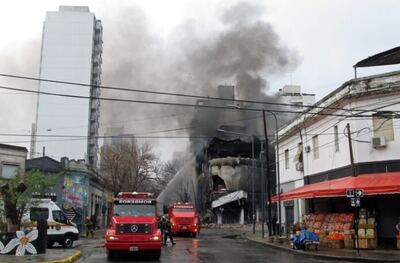 La Plata: Incendio y derrumbe de un depósito en el centro