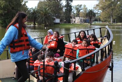 La Plata: Miles de niños ya disfrutan el barco y el tren de la República de los Niños