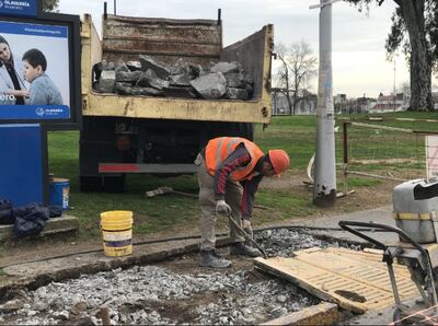 Necochea: Se lleva a cabo la reparación de sumideros y veredas en el Parque Mitre