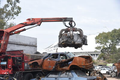 La Plata: Avanza la remoción y compactación de vehículos abandonados