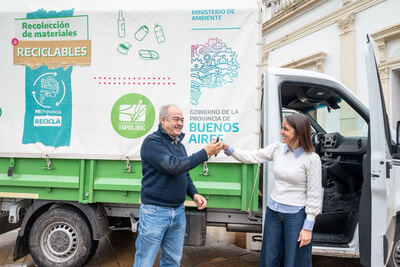 Tapalqué: El Ministerio de Ambiente entregó un camión y bicicletas al Municipio