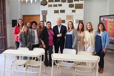 La Plata: Alak entregó mobiliario escolar