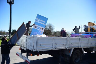 La Plata: Se lleva adelante un operativo para retirar la cartelería y publicidad electoral