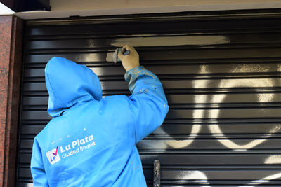 La Plata: La Comuna avanza en la recuperación de mobiliario y frentes vandalizados
