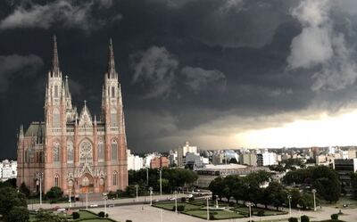 La Plata: Se encuentra vigente el nivel de alerta "naranja" por tormentas