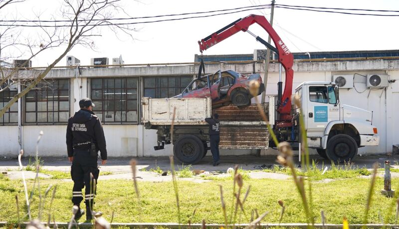 La Plata: El Municipio retiró autos abandonados de Los Hornos, Tolosa, Gonnet, Romero y el casco urbano