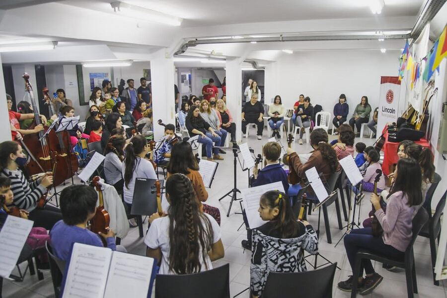 Lincoln: La Orquesta Escuela municipal adquirió nuevos instrumentos