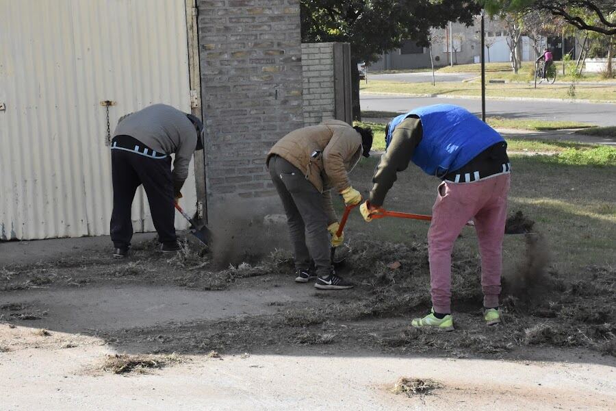 Trenque Lauquen: Ejecutan tareas de limpieza en el predio del ferrocarril
