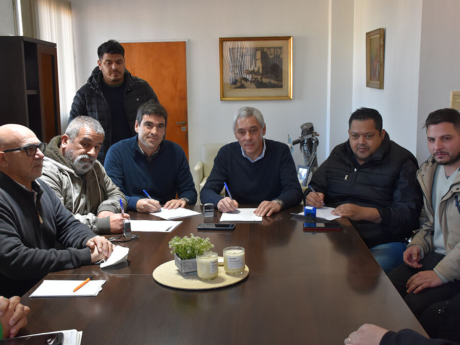 Berisso: Cagliardi acordó un 60% de aumento salarial para trabajadores municipales