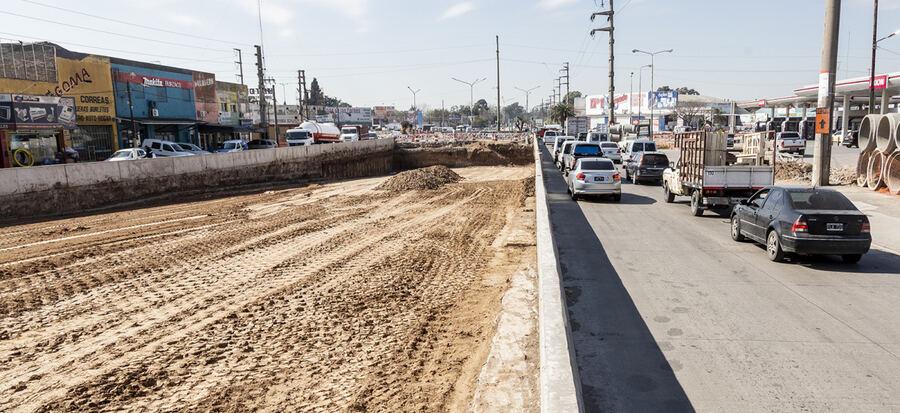 Almirante Brown: Comenzó la excavación en el paso bajo nivel de la rotonda de "Los Pinos"