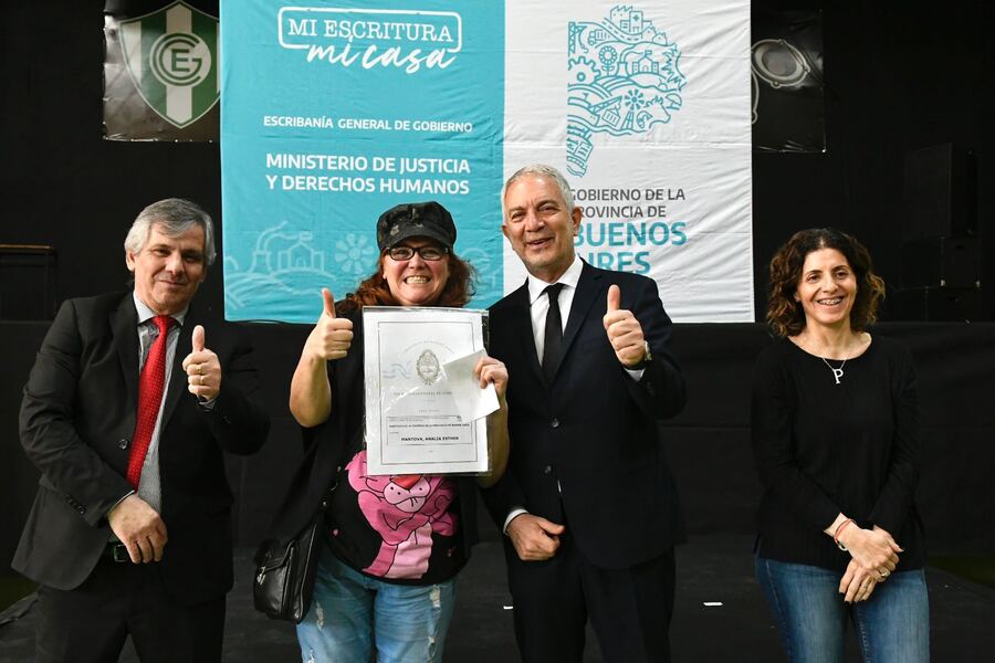 Julio Alak llevó adelante la entrega y firma de 661 escrituras sociales en Junín y Chivilcoy