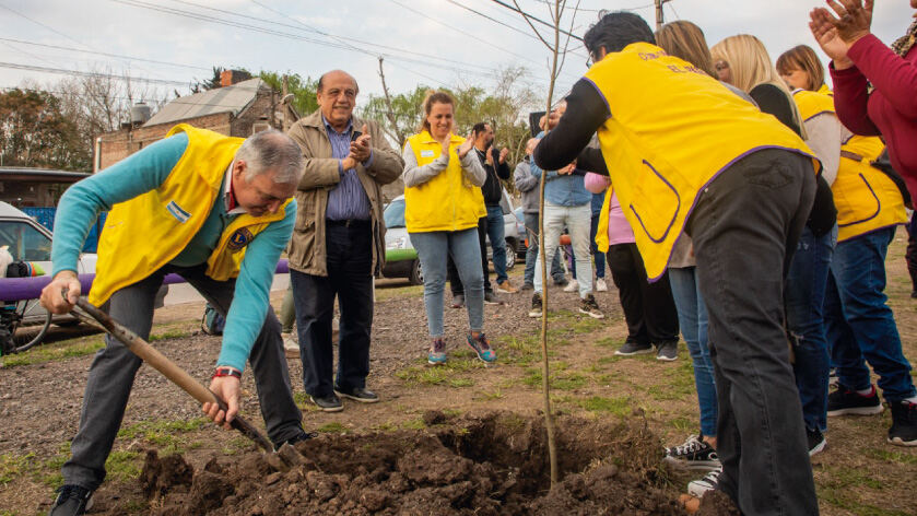 Berazategui: Se realizó una jornada de forestación en la Plaza Barrio Doce en El Pato