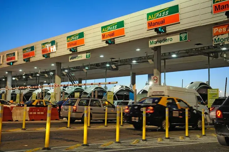 Realizan un paro en los peajes y levantaron las barreras