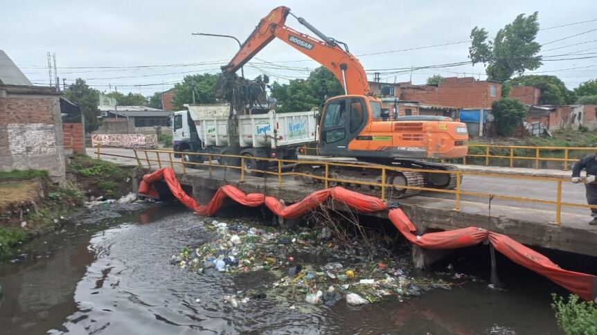 Quilmes: Se realizan tareas de limpieza en el arroyo Las Piedras y la desobstrucción de sumideros