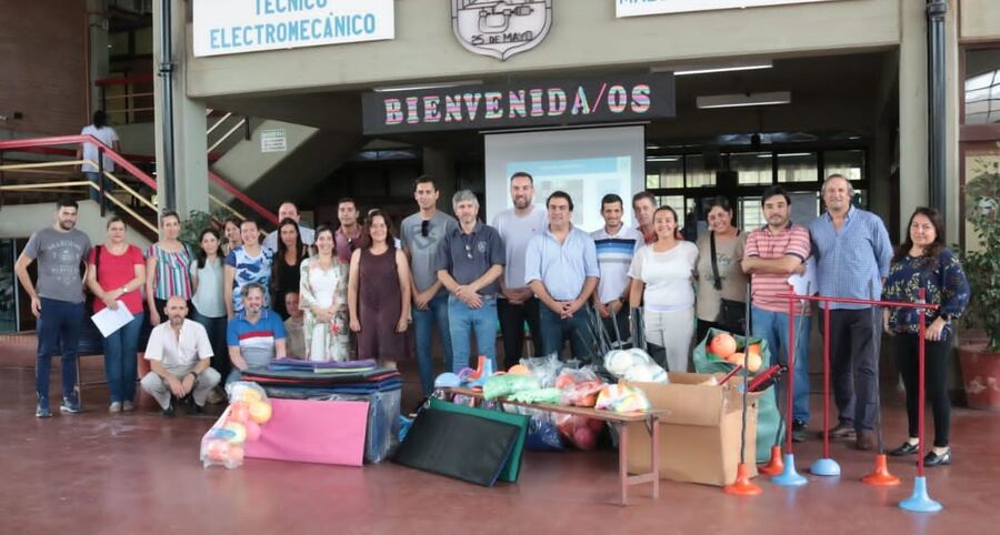 25 de Mayo: Entregaron material deportivo a instituciones educativas