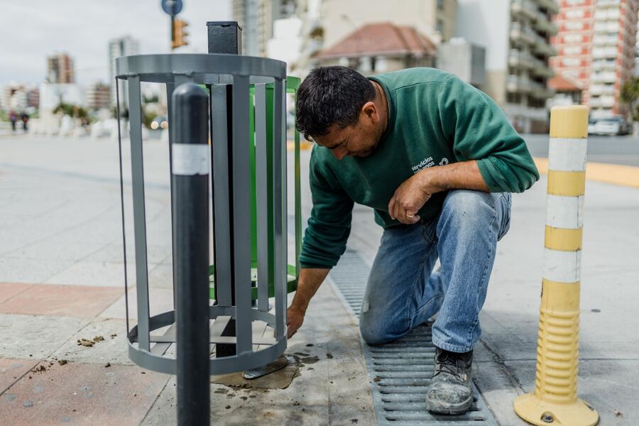 Mar del Plata: La Comuna colocó nuevos cestos de residuos en la zona costera