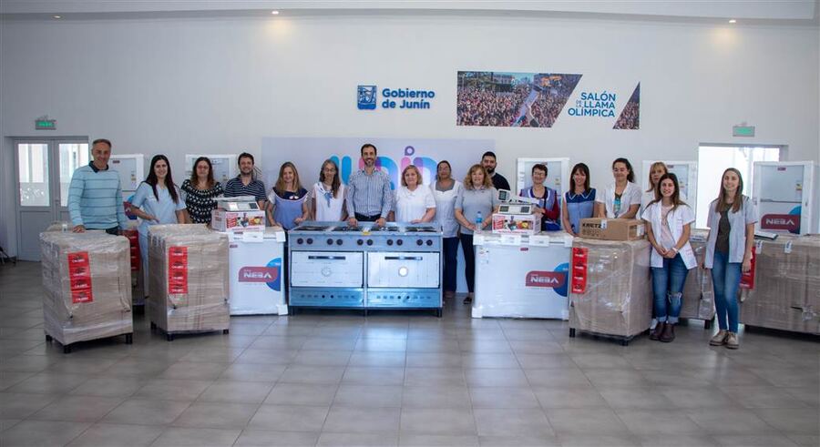 Junín: El intendente Pablo Petrecca entregó electrodomésticos a escuelas del distrito