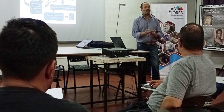 Las Flores: El Municipio y la Provincia brindaron una charla de actualización apícola