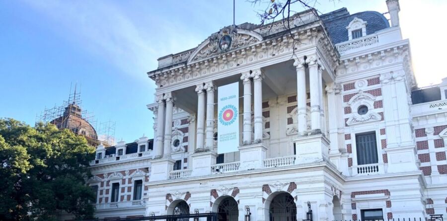 La Provincia convocó a paritarias a estatales y docentes, tras los reclamos de los gremios