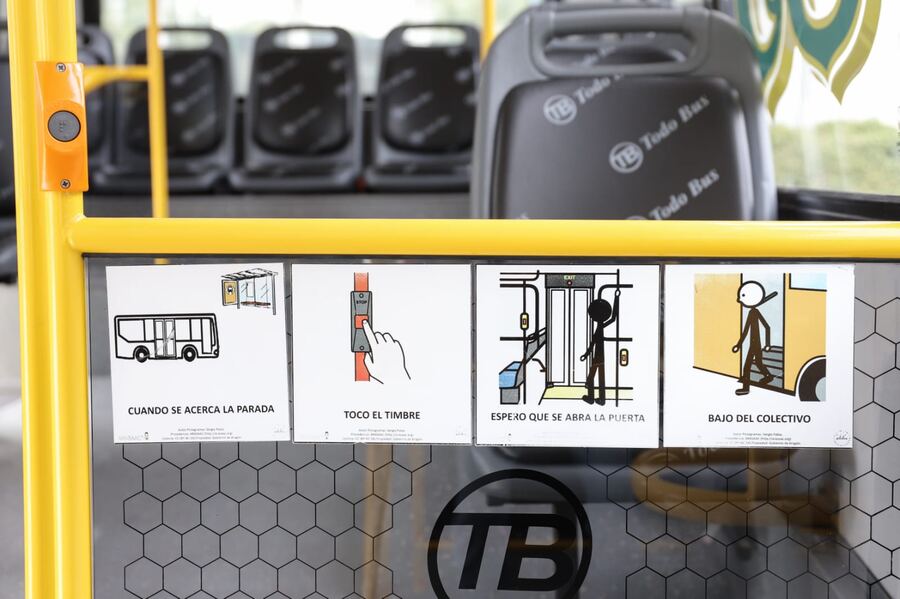 Avellaneda: La ciudad es la primera del país con una línea de colectivos con señalización pictográfica adaptada
