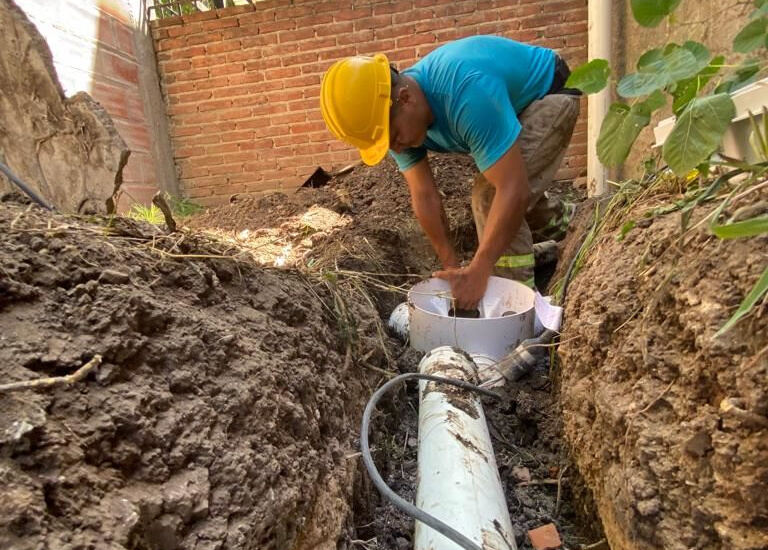 Almirante Brown: Avanza la conexión gratuita de viviendas a la red cloacal