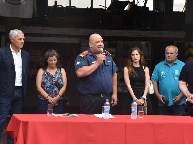 Berisso: Bomberos Voluntarios presentaron un nuevo camión cisterna