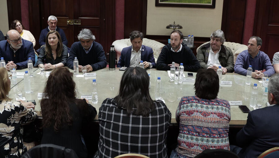 Tras el pedido de paritarias de los gremios, Kicillof convoca a docentes y estatales bonaerenses