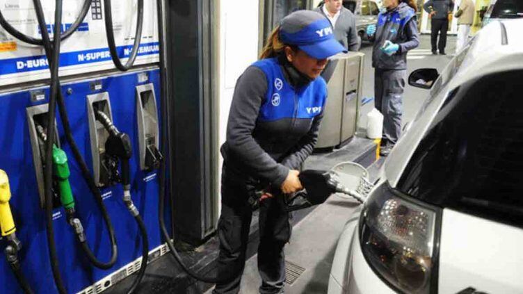 YPF confirmó que continuará aceptando pagos de combustible con tarjetas de crédito