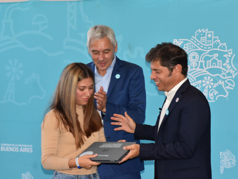 Berisso:  Kicillof, Cagliardi y Magario entregaron netbooks a estudiantes de 6to. Año