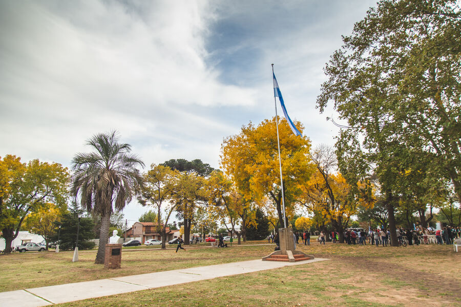 Lincoln: Serenal inauguró la obra de puesta en valor de la plaza principal del Triunfo