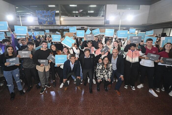 Lobería: Entregaron 168 computadoras personales a estudiantes de la ciudad