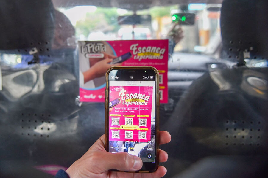La Plata: El Municipio colocó QR en taxis y remises para promover el turismo en el Mundial Sub-20