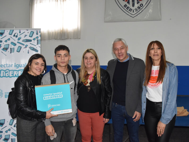 Berisso: Entregaron 585 notebooks a estudiantes de escuelas secundarias a través del Programa "Conectar Igualdad Bonaerense"