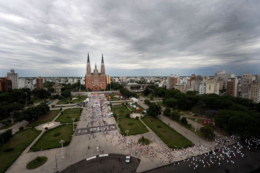 Realizan cortes de tránsito por la Media Maratón Ciudad de La Plata