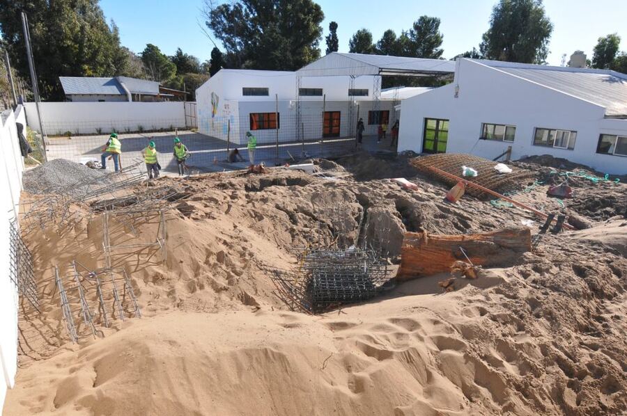 Monte Hermoso: Iniciaron dos importantes obras en escuelas de la ciudad