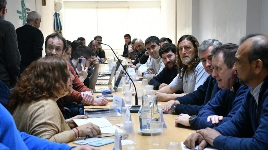 Estatales bonaerenses tendrán un aumento salarial de 45% en dos tramos